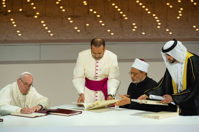 Image of Pope Francis and The Grand Imam of Al-Azhar Ahmad Al-Tayyeb signing documents